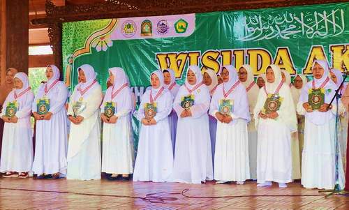 Bersamaan Wisuda Para Santri TPQ, Diserahkan Wakaf 99 Kitab Al Quran