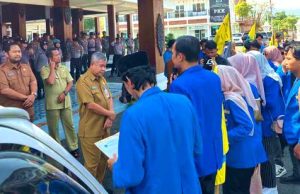 Massa Mahasiswa Menggelar Aksi Demo di Dua Tempat
