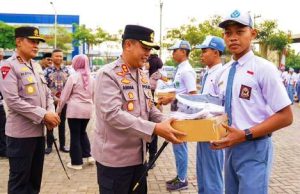 Sambut Hari Bhayangkara, Seribu Pasang Sepatu Gartis untuk Siswa