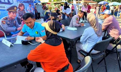 Polres Wonogiri Gelar Bakti Kesehatan Gratis dan Bagikan Kacamata Baca di Car Free Day