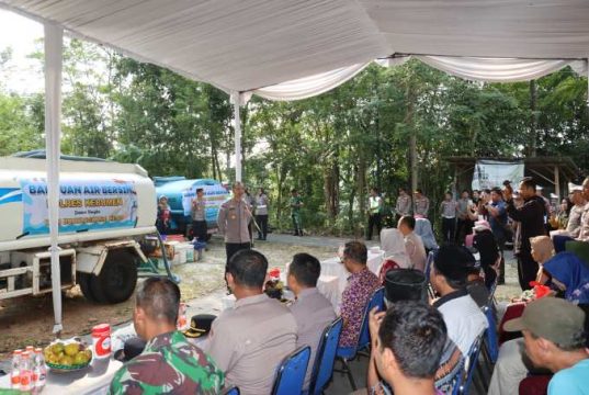 Polres Kebumen Salurkan 10.000 Liter Air Bersih di Karangpoh