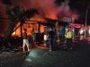 Warung Makan dan Toko Kelontong Depan Pasar Bocor Terbakar