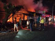 Warung Makan dan Toko Kelontong Depan Pasar Bocor Terbakar