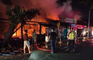 Warung Makan dan Toko Kelontong Depan Pasar Bocor Terbakar