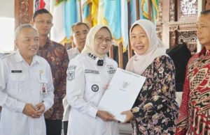 Bupati Kebumen Serahkan Tali Asih kepada 155 ASN Purna Tugas