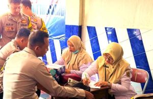 Memberikan Pelayanan Cek Kesehatan Gratis