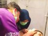 Waduh, Dua Mata Pancing Menancap di Kepala Pemancing