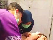 Waduh, Dua Mata Pancing Menancap di Kepala Pemancing