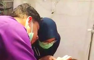 Waduh, Dua Mata Pancing Menancap di Kepala Pemancing