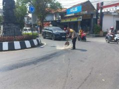 Jalan Licin karena Tumpahan Solar, Dua Pemotor Jatuh Beruntun di Bundaran Patung Ganesha Purwodadi