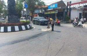 Jalan Licin karena Tumpahan Solar, Dua Pemotor Jatuh Beruntun di Bundaran Patung Ganesha Purwodadi
