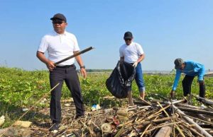 Bandara Ahmad Yani Lakukan Bersih Pantai dan Monitoring Mangrove