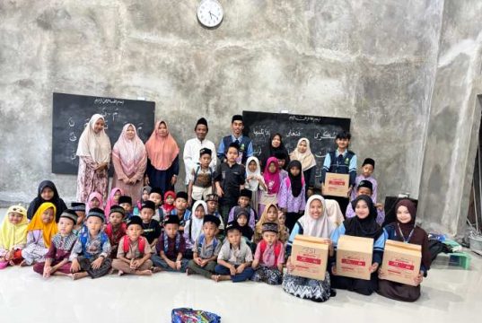 Menebar Cahaya Al-Qur’an: KKN UIN Walisongo Jembatani Wakaf Al-Qur’an di Desa Ngelo Kulon
