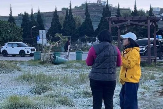 Embun Upas Selimuti Kompleks Candi Arjuna Dieng, Ini yang Terjadi!