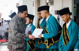 Taj Yasin Hadirkan Senyum Santri Lewat Tali Asih Hafiz Al-Qur’an