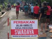 Bersama Paguyuban Sopir Kaliwiro-Wadaslintang, Warga Medono Gotong Royong Perbaiki Jalan Rusak