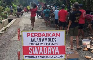 Bersama Paguyuban Sopir Kaliwiro-Wadaslintang, Warga Medono Gotong Royong Perbaiki Jalan Rusak
