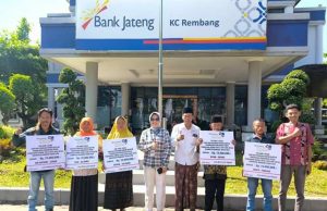 LIMA KELUARGA DI REMBANG TERIMA BANTUAN PEMUGARAN RUMAH TIDAK LAYAK HUNI (RTLH) DARI BANK JATENG
