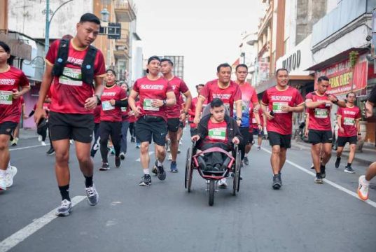 Berlari Sembari Dorong Kursi Roda Putranya, Ahmad Luthfi Tebarkan Semangat Inklusivitas di Soekarno Run 2026