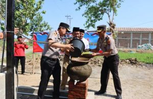 Hari Bhayangkara ke-80, Kapolres Kudus Resmikan Sumur di Makam Mbah Gareng Undaan