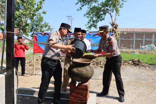 Hari Bhayangkara ke-80, Kapolres Kudus Resmikan Sumur di Makam Mbah Gareng Undaan