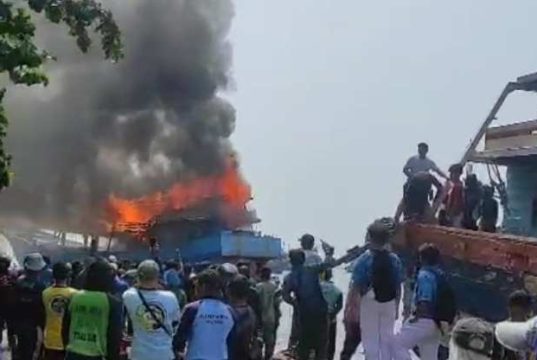 Kapal Motor Usaha 3 Terbakar di Pelabuhan Tegalsari Kota Tegal