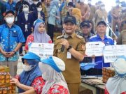 Bupati Kudus dan Gubernur Jateng Serahkan BLT DBHCHT kepada Buruh Rokok