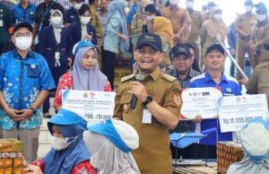 Bupati Kudus dan Gubernur Jateng Serahkan BLT DBHCHT kepada Buruh Rokok
