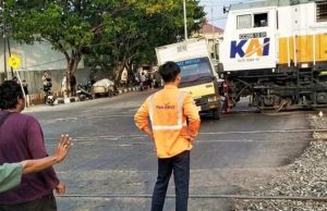 Mogok di Perlintasan, Truk Barang Tertemper KA Harina di Perlintasan Jerakah
