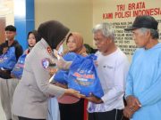 Polres Sragen Bagikan 200 Paket Sembako untuk Tetangga dan Tukang Becak