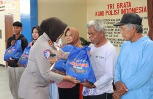 Polres Sragen Bagikan 200 Paket Sembako untuk Tetangga dan Tukang Becak
