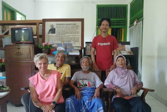 Pasangan Suami-Istri Asal Jerman Kunjungi Soesilo Toer, Ibu Galang Dana untuk Keluarga Pramoedya