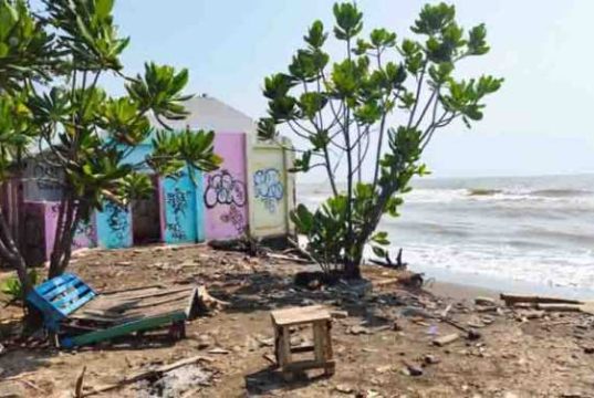 Dua Hektare Lahan Pantai Sigandu Batang Terendam Rob