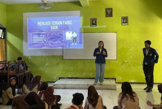 Mahasiswa Ilkom USM Gelar Sosialisasi Komunikasi Gender di SMKN 2 Semarang