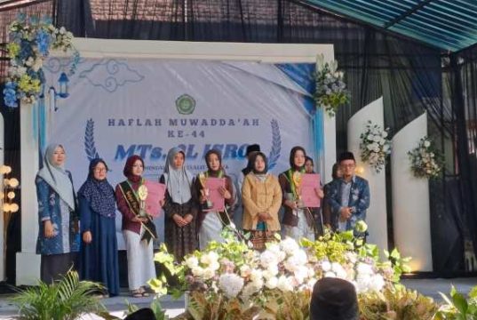 Haflah Muwada’ah ke-44, MTs Al Isro’ Mindahan, Teguhkan Komitmen Cetak Generasi Islami dan Berprestasi