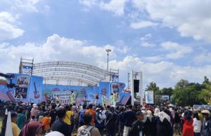 Meski Cuaca Terik, Ribuan Warga Padati Lokasi Karnaval SCTV