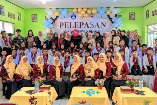 SDN Bapangan Lepas 32 Siswa, Ini yang Membuat Acaranya Penuh Makna