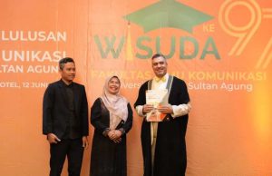 RPL Komunikasi Unissula Buka Akses Pendidikan Profesional, Mohammed Djarboua dari Aljazair Lulus dalam Dua Tahun