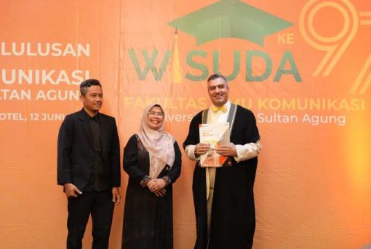 RPL Komunikasi Unissula Buka Akses Pendidikan Profesional, Mohammed Djarboua dari Aljazair Lulus dalam Dua Tahun