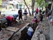 Dukung Program “Jepara Mulus” – Warga RT 02/RW 01 Saripan Gelar Kerja Bakti Bersihkan Selokan