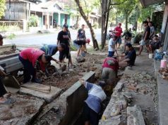 Dukung Program “Jepara Mulus” – Warga RT 02/RW 01 Saripan Gelar Kerja Bakti Bersihkan Selokan
