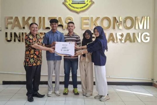 Tim SMAN 10 Semarang Juara I Lomba Video Kreatif FE USM