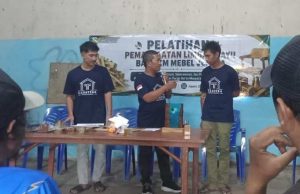 Dorong Ekonomi Kreatif Jepara, Disperindag Gelar Pelatihan Limbah Kayu dan Resin untuk Pengrajin Mebel