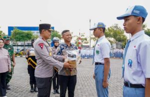 Sambut Hari Bhayangkara, Kapolda Jateng Bagikan 1.000 Pasang Sepatu untuk Pelajar Sukoharjo