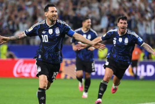 Loloskan Argentina, Lionel Messi Pertajam Rekor