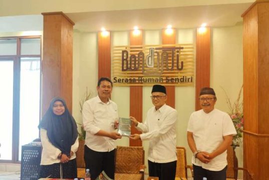 Tim Mahasiswa S3 Studi Islam UIN Sunan Kudus Luncurkan Buku Islam dan Teori-Teori Sosial Humaniora