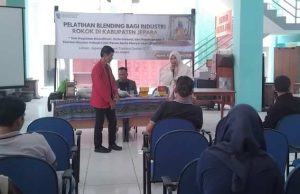 Tutup Pelatihan Meracik Tembakau, Peserta Diajak Racik Tembakau Varian dan Aroma