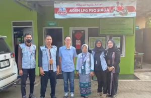 Tera Ulang Elpiji 3 Kg di Jepara Ternyata Hasilnya Isi Tabung Sesuai Standar JEPARA (SUARABARU.ID) – Keluhan warga yang menyebut isi tabung gas elpiji 3 kilogram berkurang dan tidak penuh hingga cepat habis mendapatkan respon dari Dinas Perindustrian Perdagangan Kabupaten Jepara. Keluhan tersebut disampaikan melalui anggota DPR RI Jamaludin Malik dan Dinas “Untuk memastikan ada tidaknya pengurangan isi tabung elpiji bersubsidi, telah diterjunkan tim untuk melakukan pengecekan lapangan pada Rabu kemarin di SPBE PT Berkah Sejahtera yang berada di Desa Mulyoharjo, Kecamatan Jepara,” ujar Kepala Dinas Perindustrian Kabupaten Jepara,” ujar Kepala Disperndag Kabupaten Jeparfa Anjar Jambore Widodo, Kamis 11 Juni 2026. Menurut Anjar, dalam pengecekan tersebut petugas melakukan tera ulang atau penimbangan ulang terhadap tabung gas menggunakan alat ukur resmi dari UPT Metrologi Jepara. Sebanyak sepuluh tabung kosong dan dua puluh tabung berisi dijadikan sampel pemeriksaan. Hasilnya, tidak ditemukan adanya pengurangan isi tabung sebagaimana rumor yang beredar di masyarakat. ”Tim yang diturunkan mendapatkan fakta, seluruh sampel masih berada dalam standar yang telah ditentukan, “ ujar Anjar Jambore Widodo Tabung kosong beratnya 5 kilogram, sedangkan tabung berisi mencapai 8 kilogram,, tambahnya Anjar juga memastikan, pengawasan terhadap distribusi elpiji rutin dilakukan bersama Hiswana Migas. “Pemantauan tetap kami lakukan secara berkala, sekitar tiga sampai empat bulan sekali,” ujarnya. Namun demikian Anjar menyatakan, jika ada warga masyarakat yang merasa di rugikan dan mendapati ada pengurangan berat gas elpiji silahkan untuk dilaporkan. “Kami tentu sangat terbuka untuk menerima laporan yang obyektif dari masyarakat. Jika ada yang melanggar tentu akan dikenakan tindakan,” tegas Anjar Jambore Widodo. Ia memastikan, Pemerintah Kabupaten Jepara senantiasa memberikan perlindungan kepada warga masyarakat. Gas elpiji 3 kilogram merupakan penopang utama aktivitas sehari-hari. Karena itu, kepastian mengenai isi dan distribusinya menjadi komitmen Pemkab Jepara,” pungkasnya Hadepe
