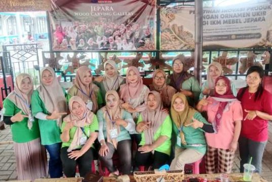 Warisi Semangat Kartini, Pengukir Perempuan Ikuti Pelatihan Inovasi Produk Ormamen Ukiran