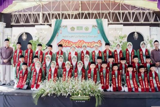 Haflah Akhiruddirosah MI Darul Ulum 01 Bandungharjo Luncurkan Program Fullday School dan Beasiswa Berprestasi 